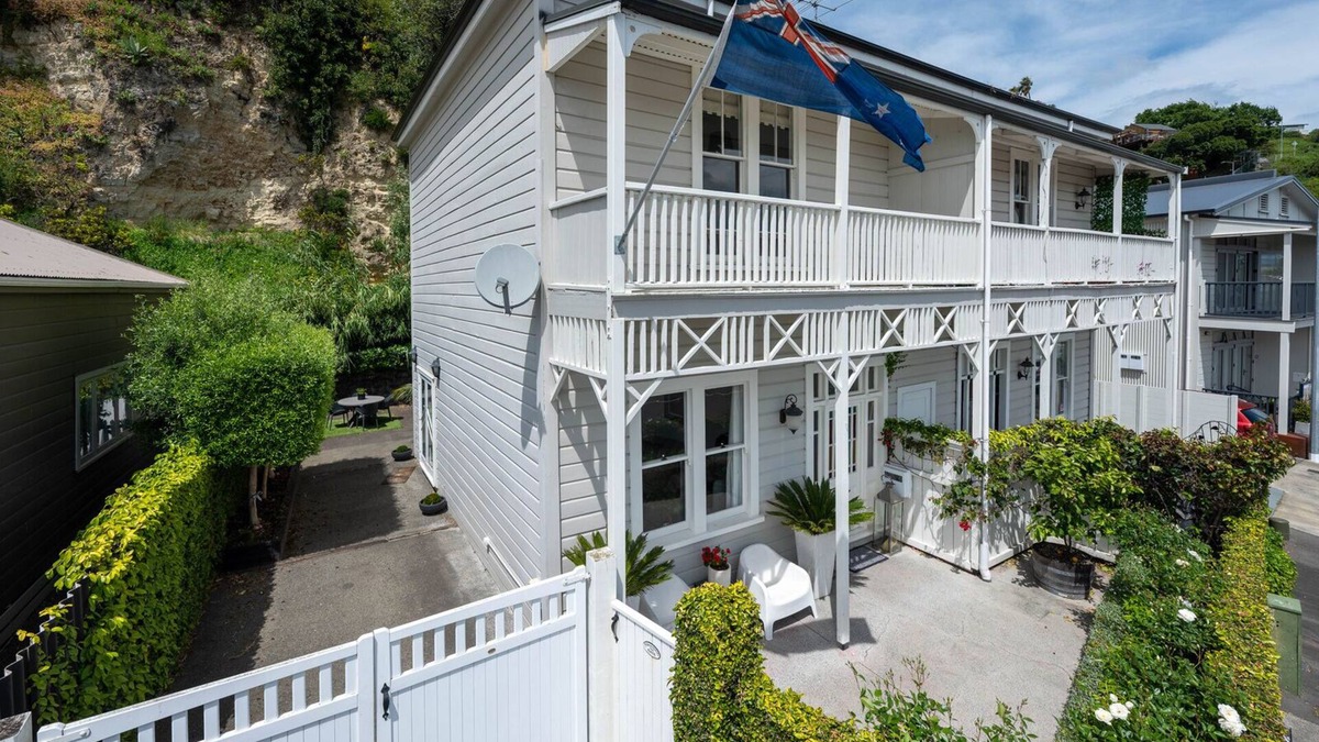 Bluff Hill House | Ports Keep - Napier Holiday Home