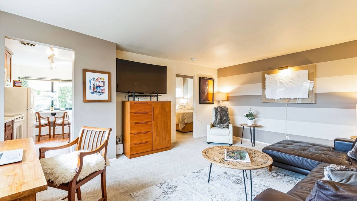 Madison Park Apartment | Posh Lakeside Suite: 1-Bedroom – Steps to the Beach, Dining Options & grocery.