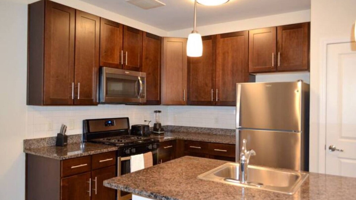 Hillsborough Apartment | Posh large 2 bedroom with den ( with two twin beds) 2 bathroom, Somerset County