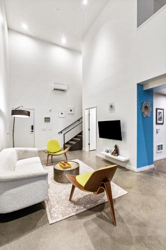 Downtown Apartment | Posh Lofty Pad in Central Redmond - 92 Walkscore!