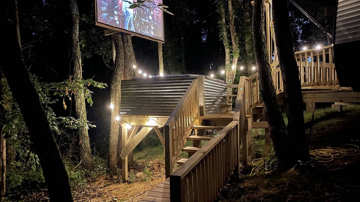Jonesville House | Posh Mountain Camping w/120" Screen Theater ·Hot-Tub · Firepit · Hiking Trails