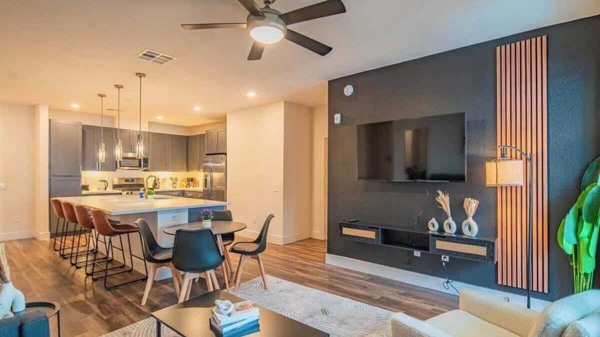 North Scottsdale Apartment | Posh Stay | Kierland, TPC Golf, Pool, Gym, W/D