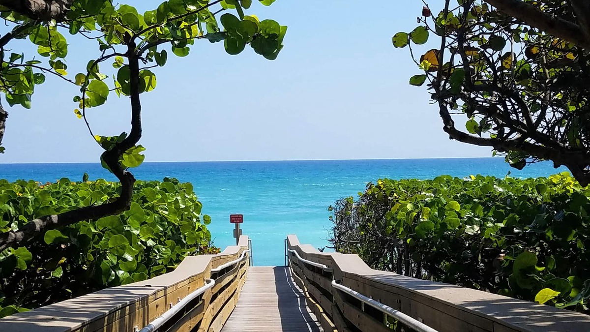 Jupiter House | POSHPADZ Presents Villa Tranquila- Private Pool & Tiki Close to Beach Sleeps 10