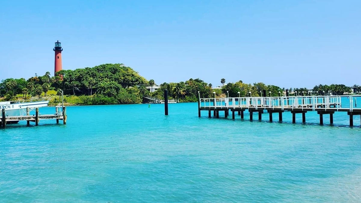 Jupiter Bay Apartment | POSHPADZ -Villa Koalua Walk to Jupiter Beach-Prime Lake Views-Resort Setting