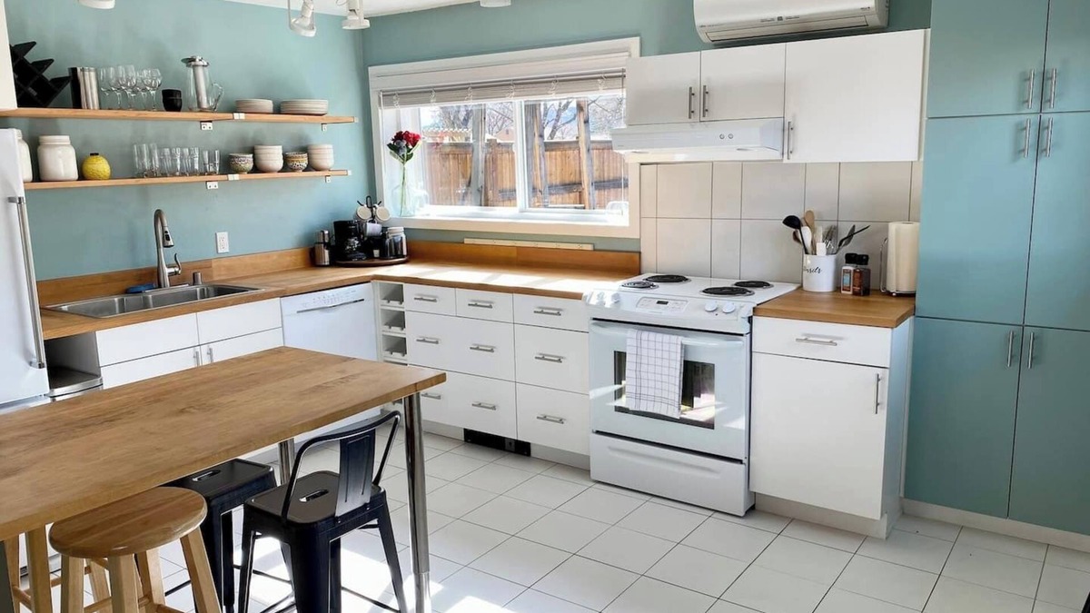 Riverfront Apartment | Positively 4th St l Walk to River & DT