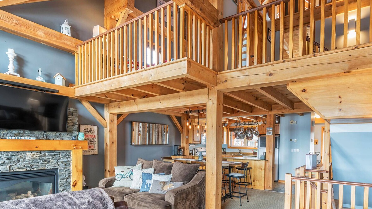 Big White Ski Resort Ski Chalet | Post and Beam home, Ski In/Out, Central Village, Private Hot Tub, sleeps 8