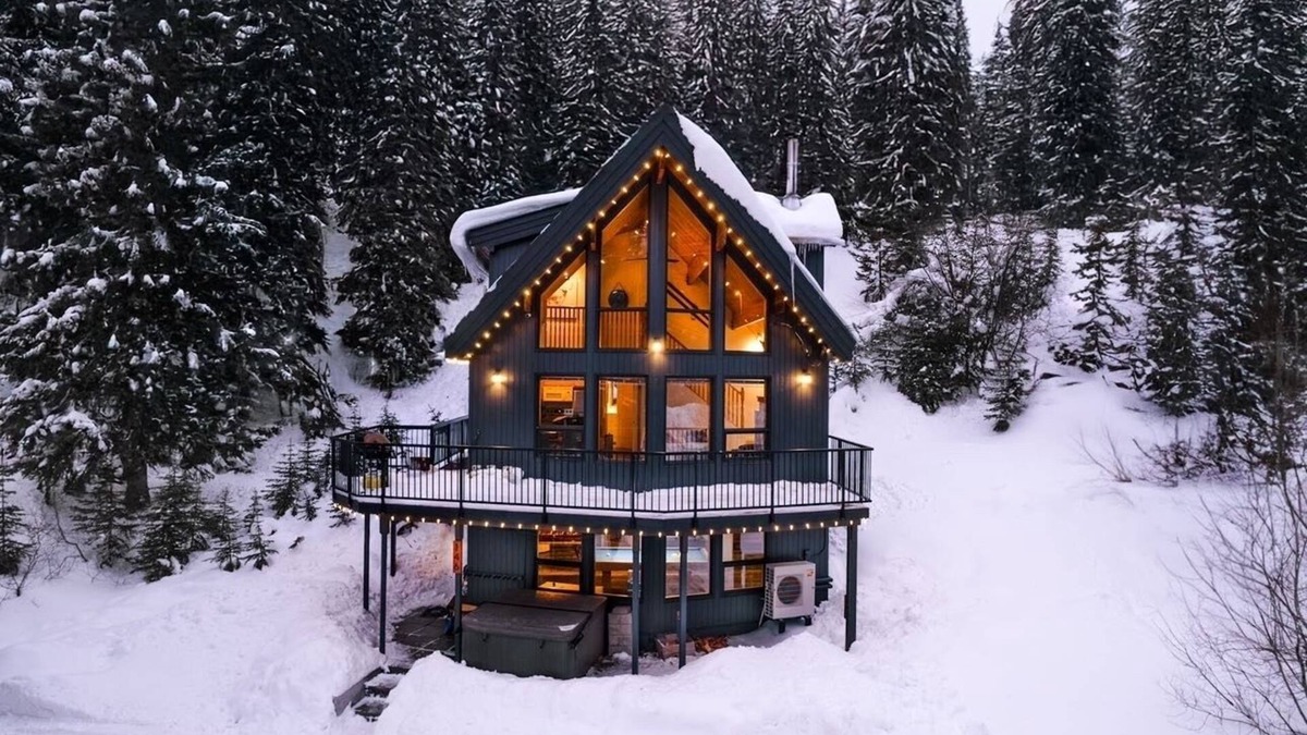 Okanagan-Similkameen Ski Chalet | Post & Beam Chalet at Apex Mountain/Hot Tub sleeps 10