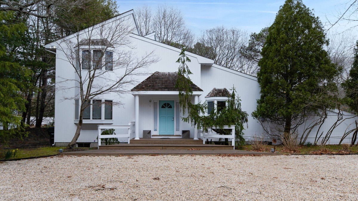 Quogue House | Post-Modern-style home with coastal-style bedrooms, an open-floor plan, a...
