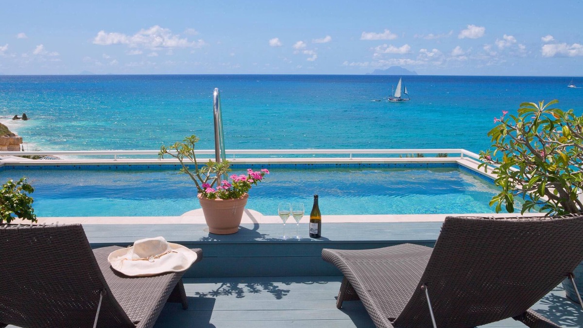 Maho Villa | Postcard Perfect Getaway! Roof top pool and amenities