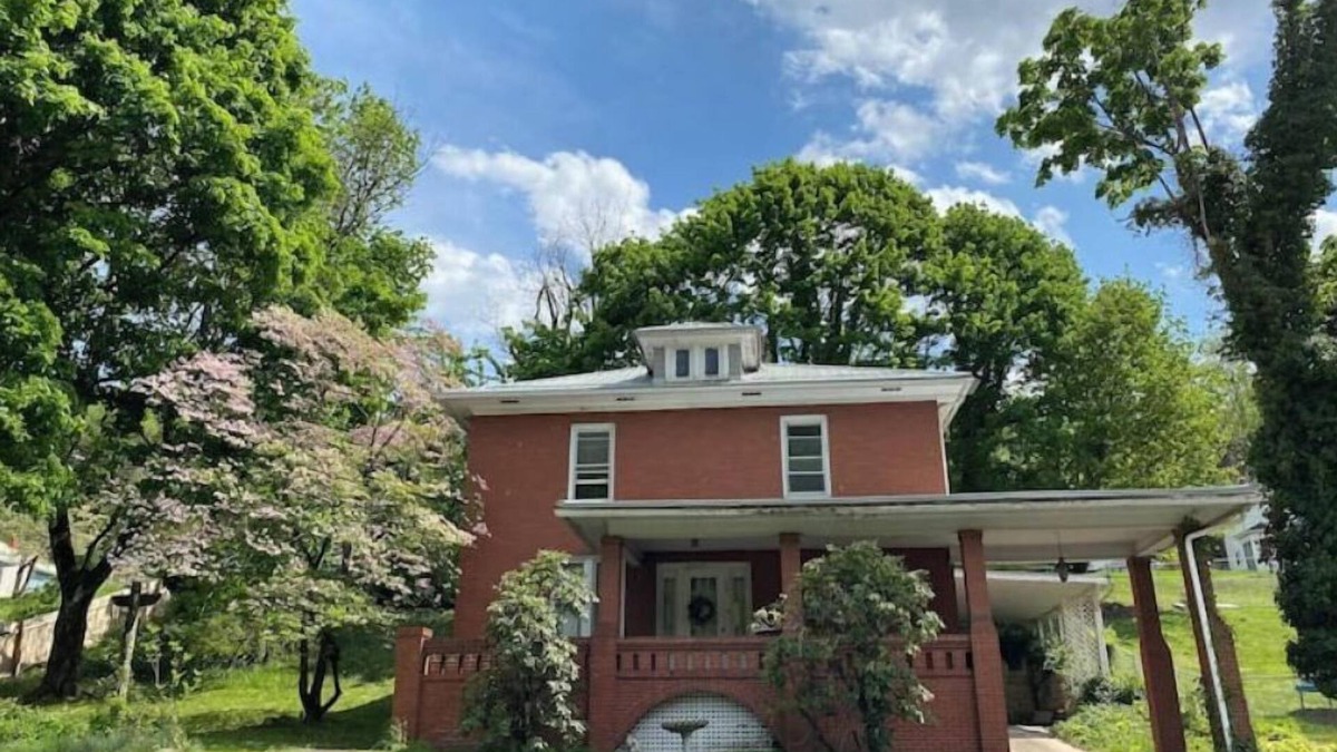 Bellepoint House | Potential Stay on Greenbrier Drive