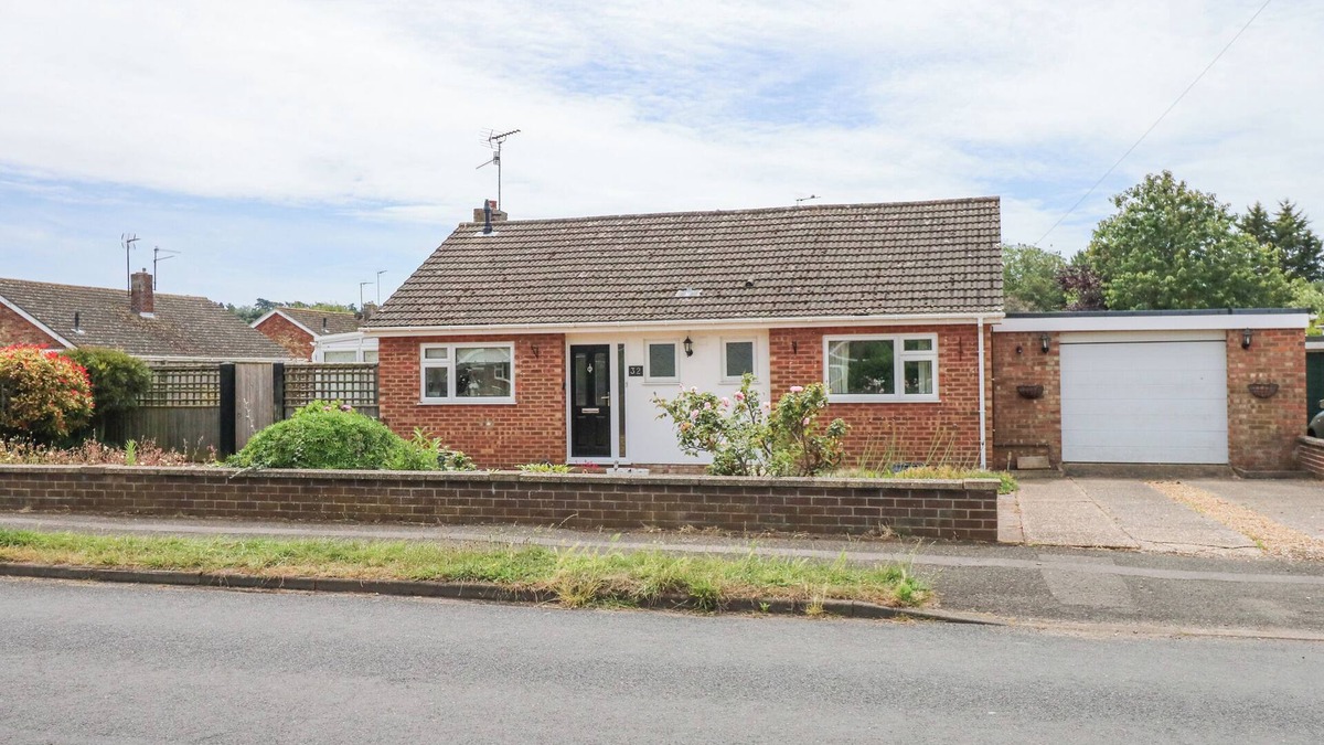 Dersingham Cottage | POTTER'S RETREAT, pet friendly, with a garden in Dersingham