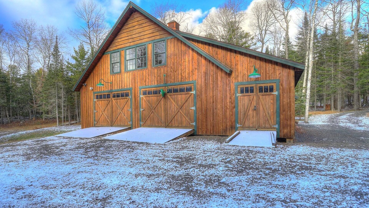 Oquossoc House | Potters Place Bunkhouse - Luxurious bunkhouse includes handicap accessible main floor living area