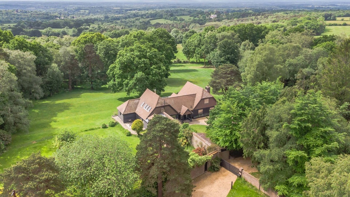 Crowborough House | Poundgate Park Holiday House 8 Bedroom in 2 adjoining properties ,1h from London