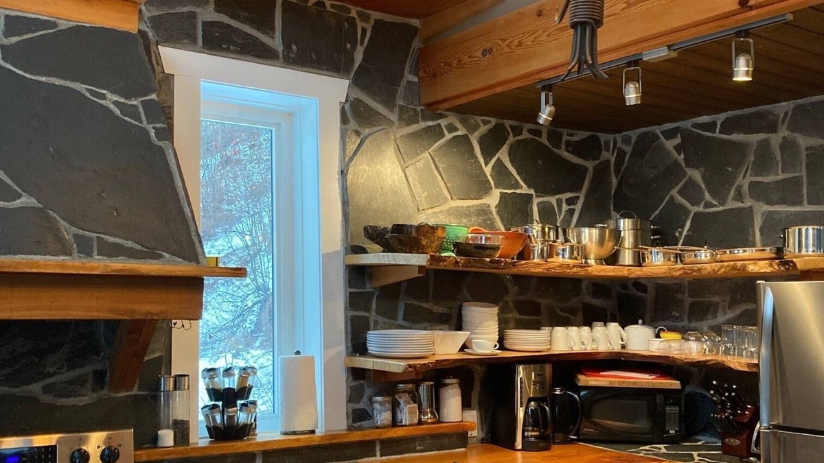 Revelstoke Ski Chalet | POWDER CHALET! Under 1 minute drive or short walk to gondola!