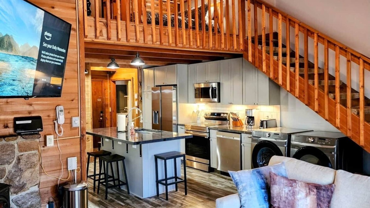 Snowshoe Ski Chalet | PowderMonkey 2br/2ba+Loft - Ski out & PET friendly