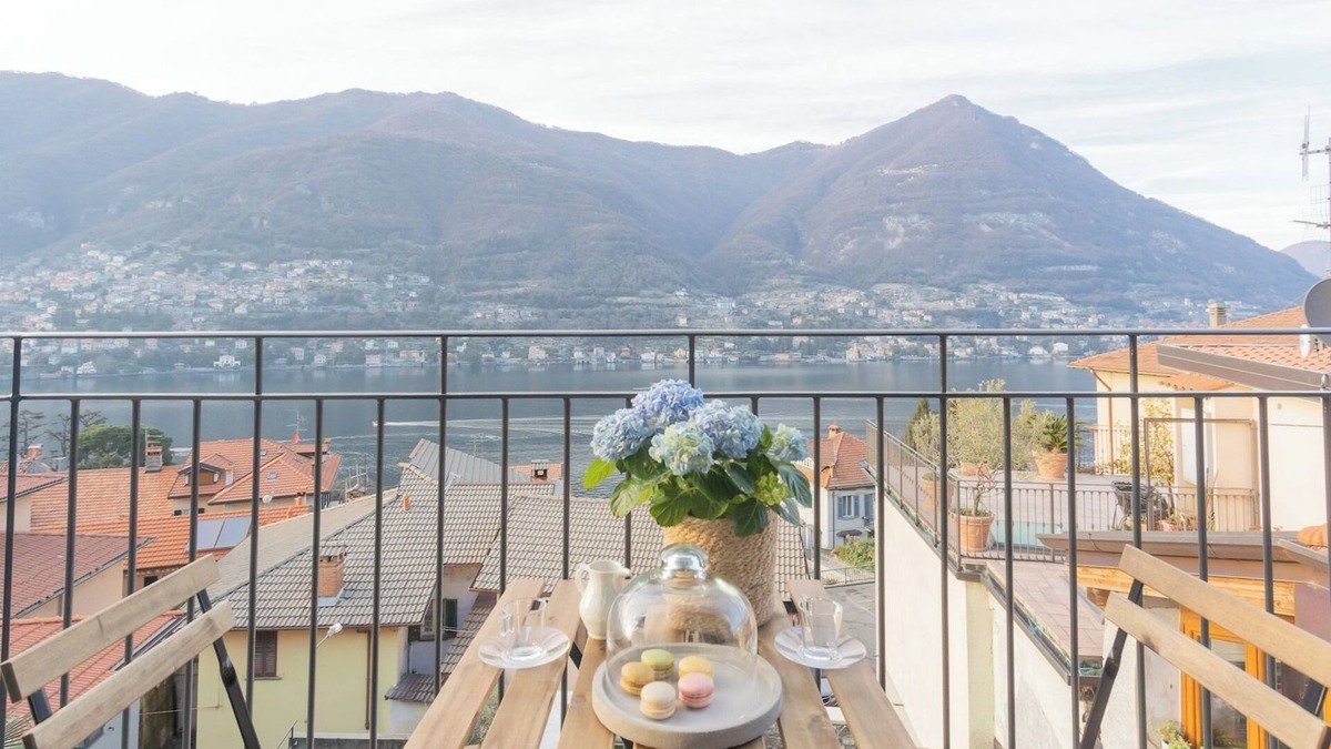 Torno Apartment | Pozzo Vertical Apartment With Garden and Parking