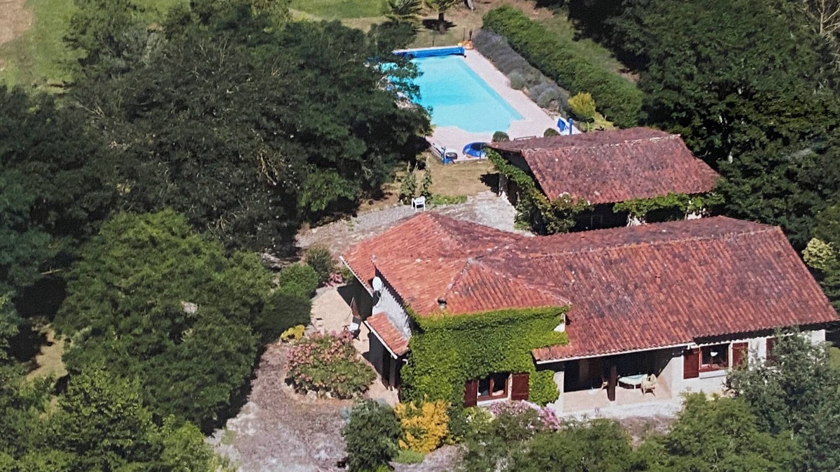 Armous-et-Cau Villa | Prachtig en Rustig Gelegen Gelijkvloerse Villa in Italiaanse Stijl met Zwembad