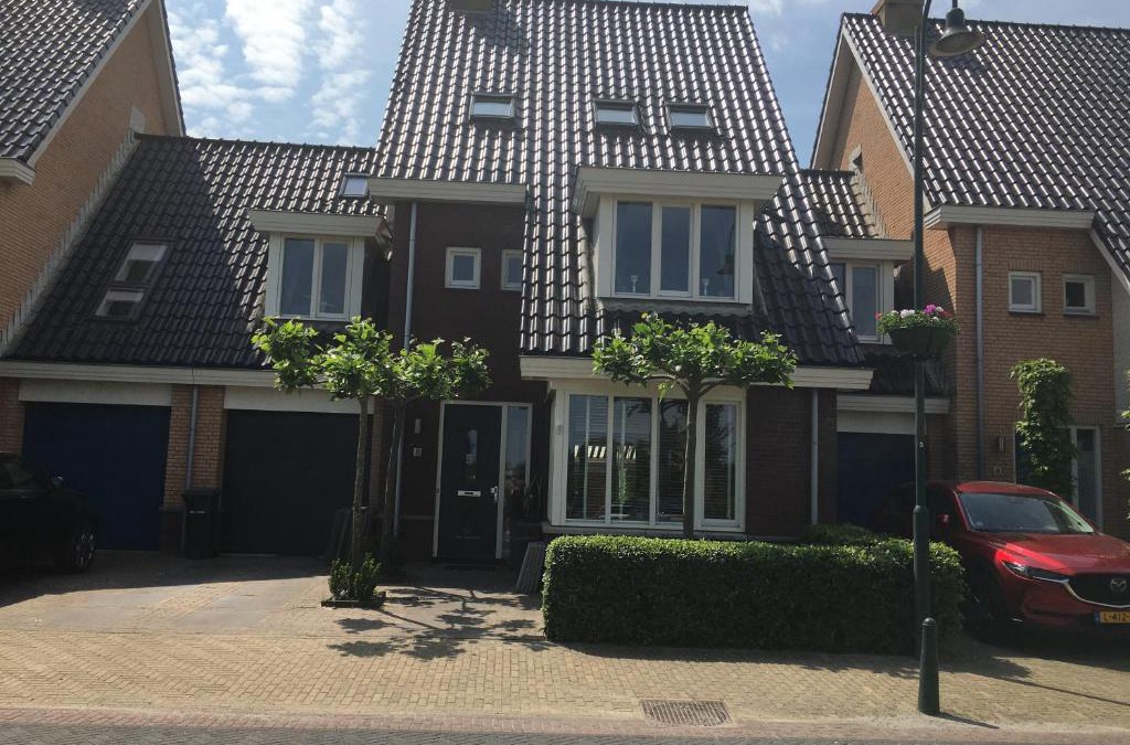 Ijsselmonde Villa | Prachtige ruime woning met uitzicht op water.