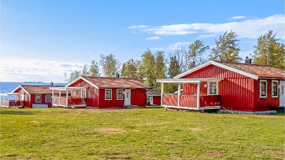 Sjotorp House | Practical cottage right on the shore of Lake Vänern.