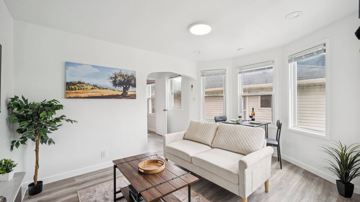 River Rouge Apartment | Practical Living - only 15min. drive from Detroit center w/o the downtown price!