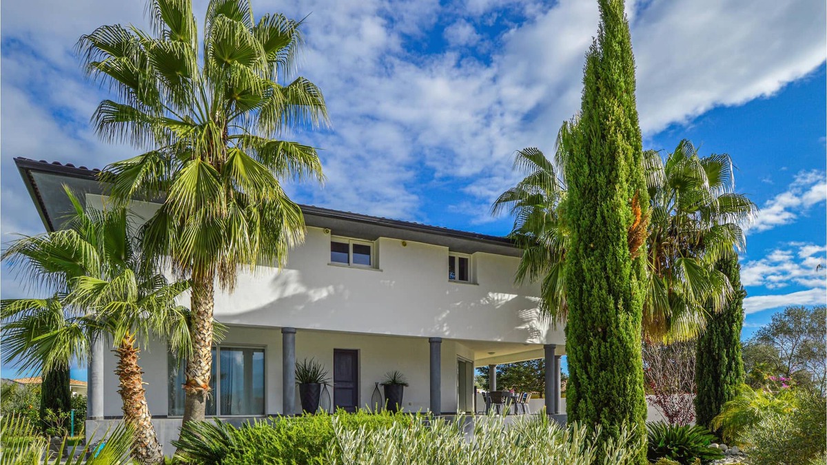 Ghisonaccia Apartment | Practical vacation apartment with whirlpool in the communal garden on the island of Krosika.