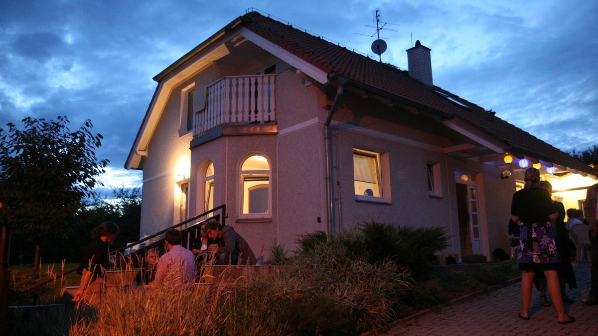 Statenice Cottage | Prague 13 mins by bus. Rural Cottage for 2 up to 45 Guests