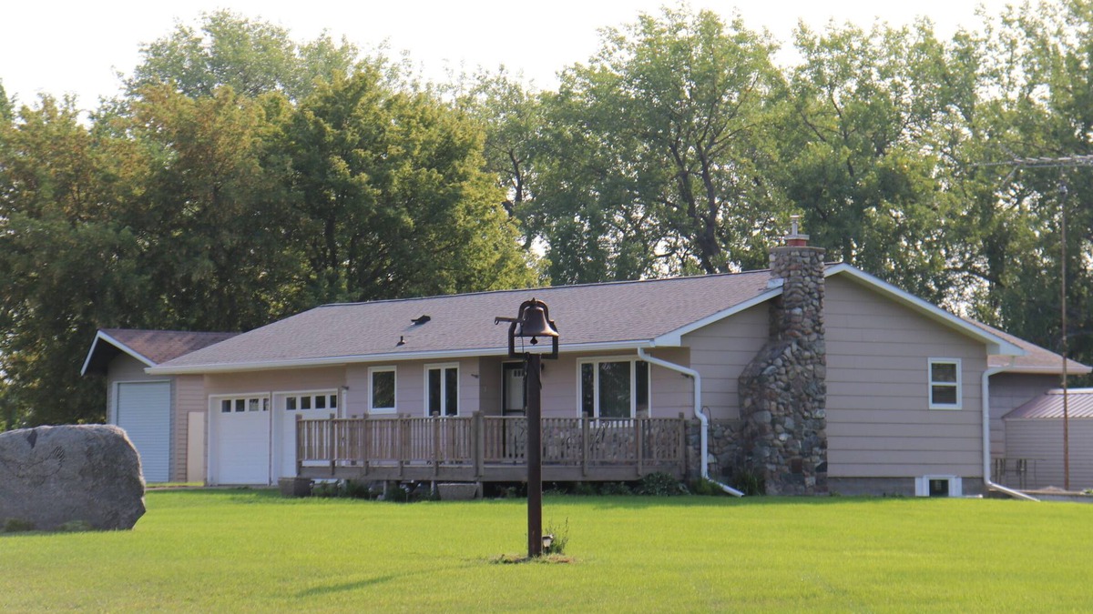 Devils Lake House | Prairie Pines Lodge.15 private acres.near Devils Lake