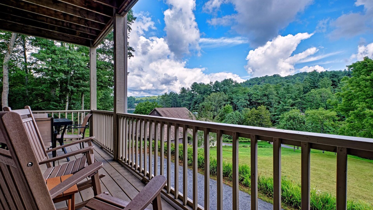 Glenville House | Prairie Springs A - Just steps away from beautiful Lake Glenville!
