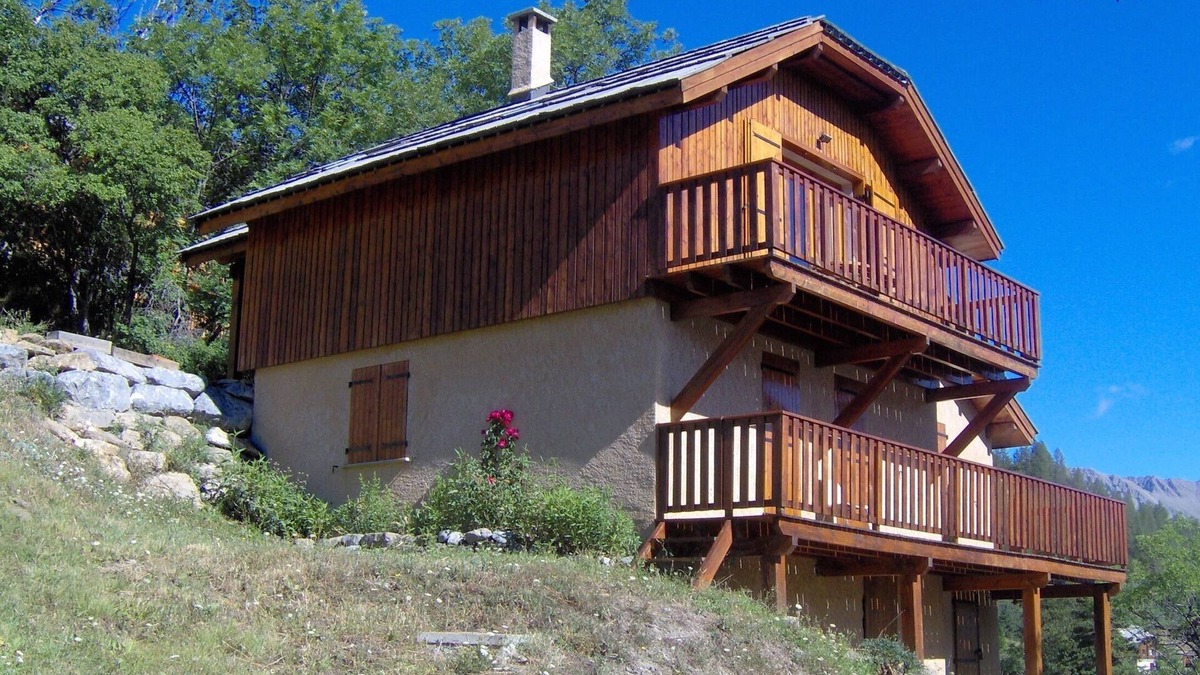 Pra Loup Ski Chalet | Praloup 500m from the ski lifts, sleeps 12, magnificent view, parking lot