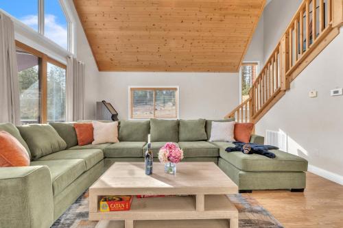 Glencoe House | Prasad Retreat - Sunny Home with Deck & Air Hockey home