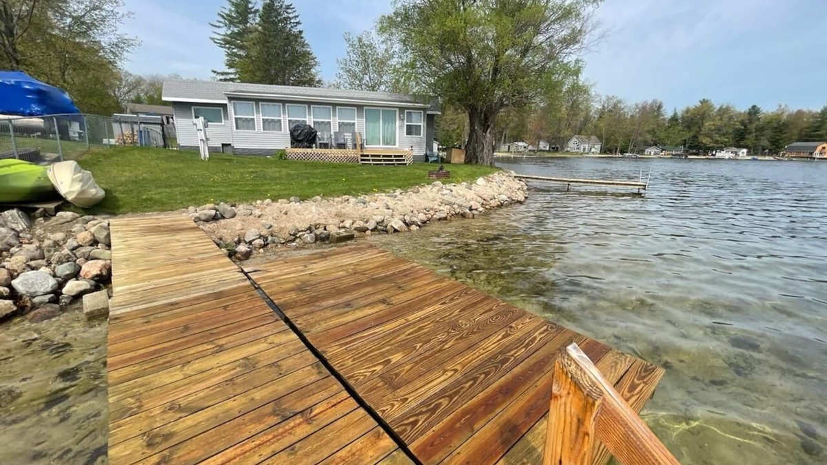 Gladwin House | Pratt Lake Peninsula: Enjoy Beautiful Fall Colors and Cozy Lakeside Moments !