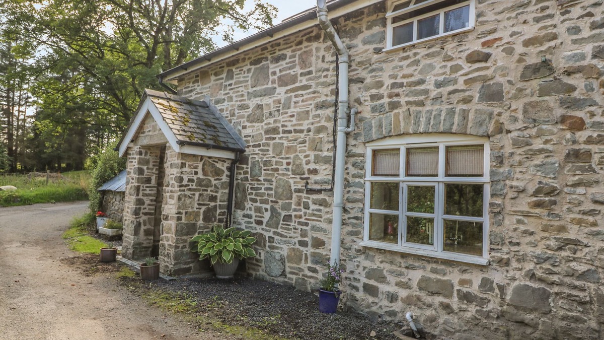 Llaithddu Cottage | PREACHER'S COTTAGE, pet friendly, with hot tub in Llanbadarn Fynydd