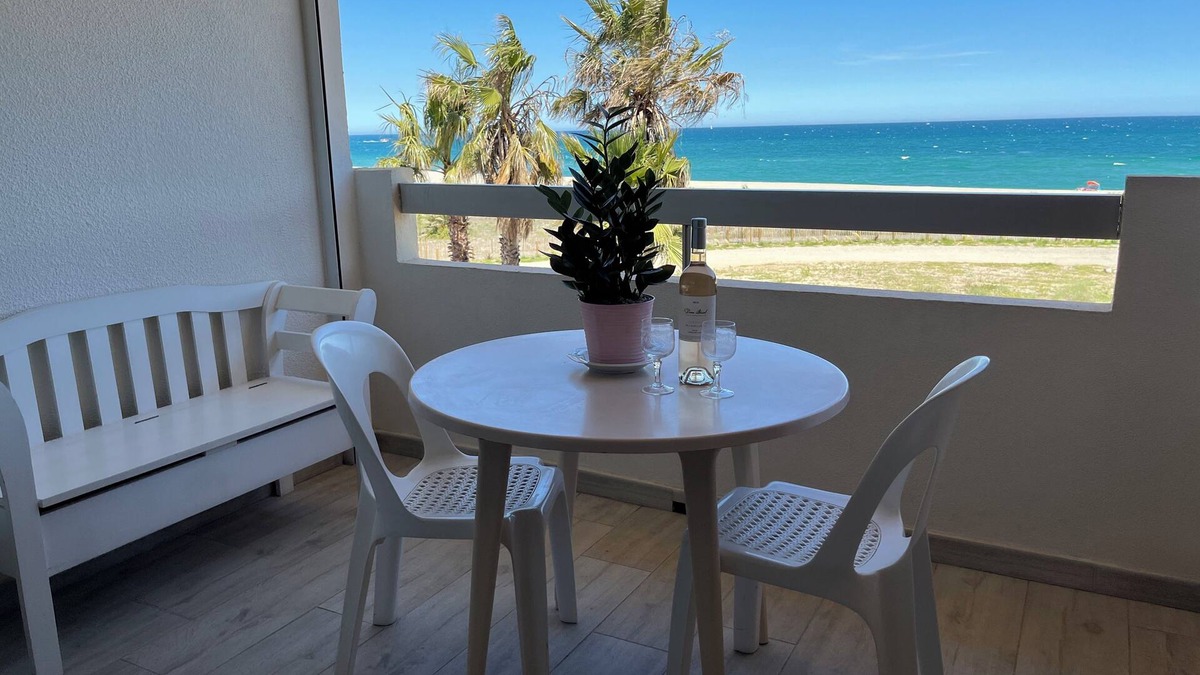 Plage d'Argeles Apartment | Première Ligne sur la Plage Piscine Vue mer Les Pieds Dans L'eau!