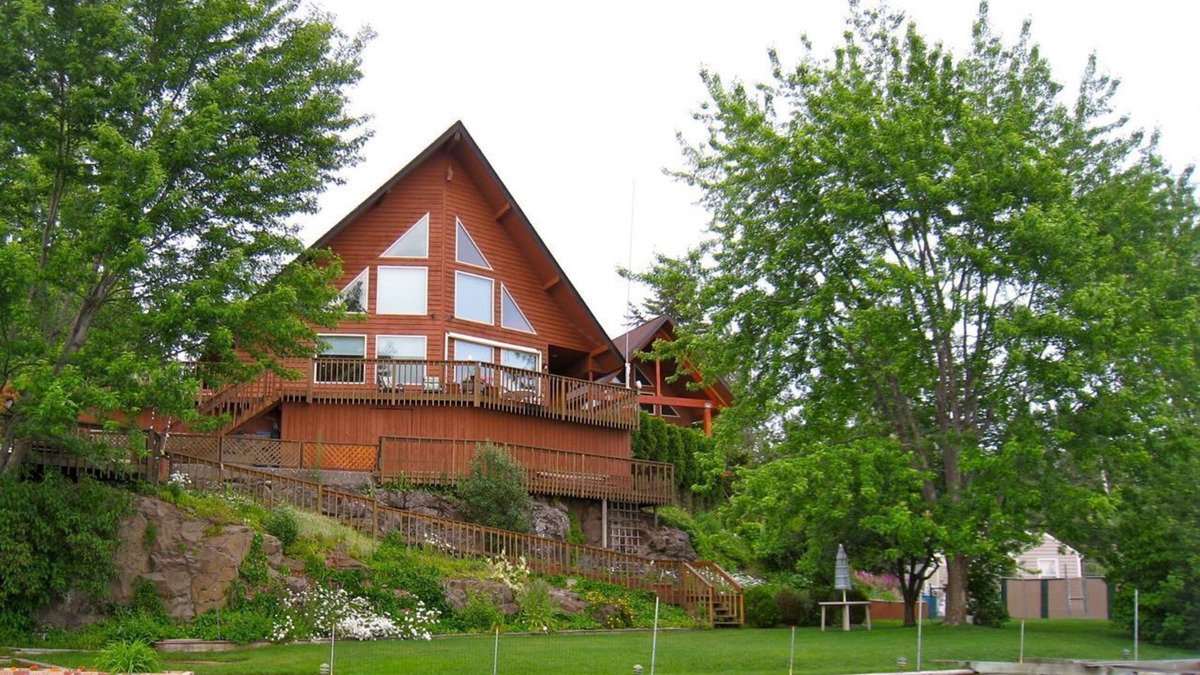 Cheney Ski Chalet | Premier Chalet Home on Beautiful Williams Lake - Consistently #1 in Region.