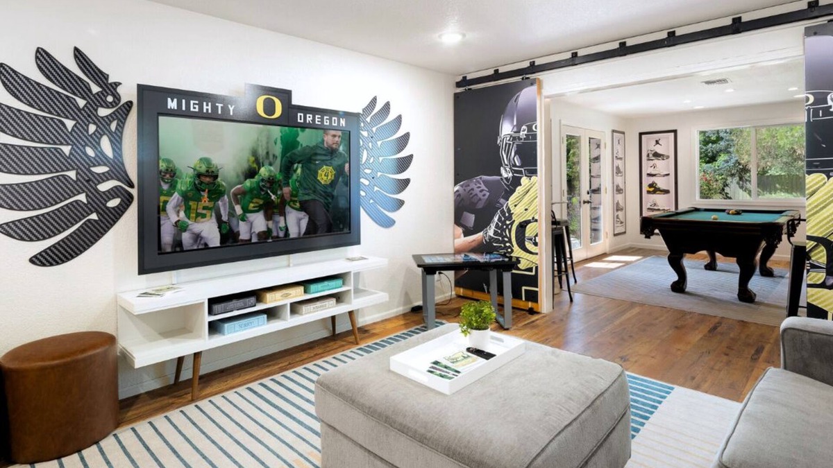 Harlow House | Premier Location: Group-Friendly, Walk to Autzen!