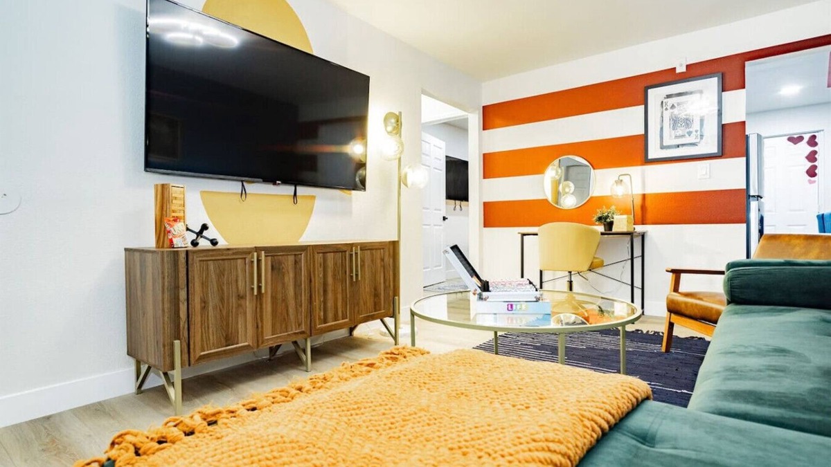 Arts District House | Premier Vegas Suite: Strip View, Workspace & Games