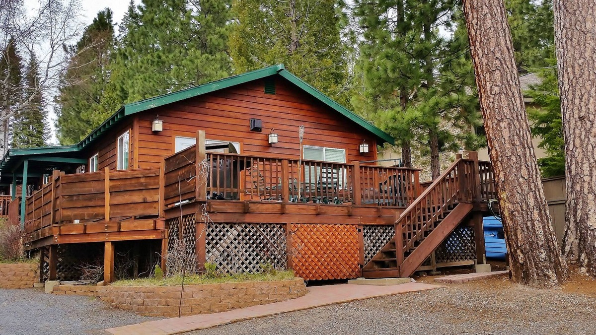 Peninsula Village Cabin | Premiere Family-Friendly Lakeside Cabin, Beautiful Views, Free Dock & Boat Slip