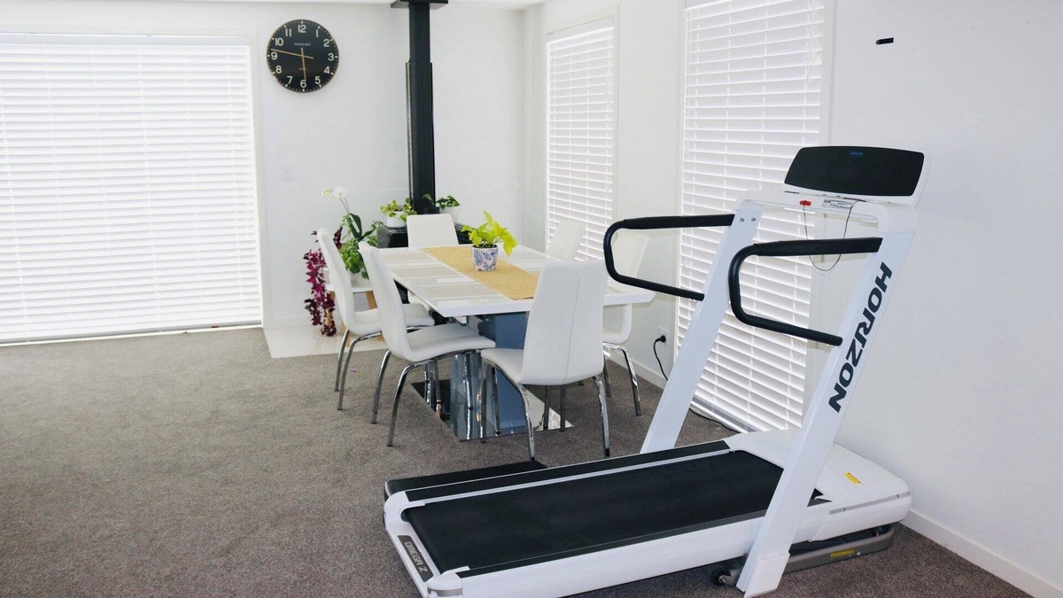 Dunedin House | Premium Accommodation in Dunedin lies between Dunedin city and Airport.