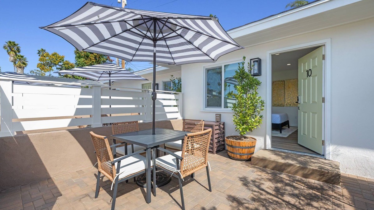 South Oceanside House | Premium Deluxe King Studio + Patio - South Oceanside Bunalow 10