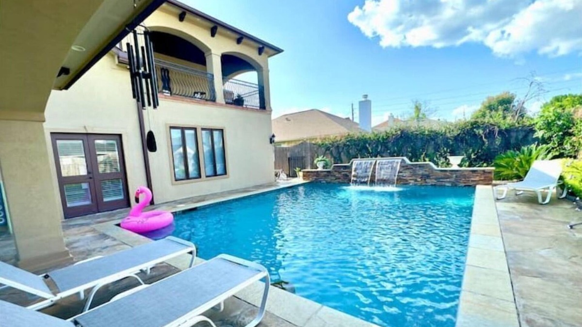 Mission Bend House | Premium Heated Pool House with Game Room