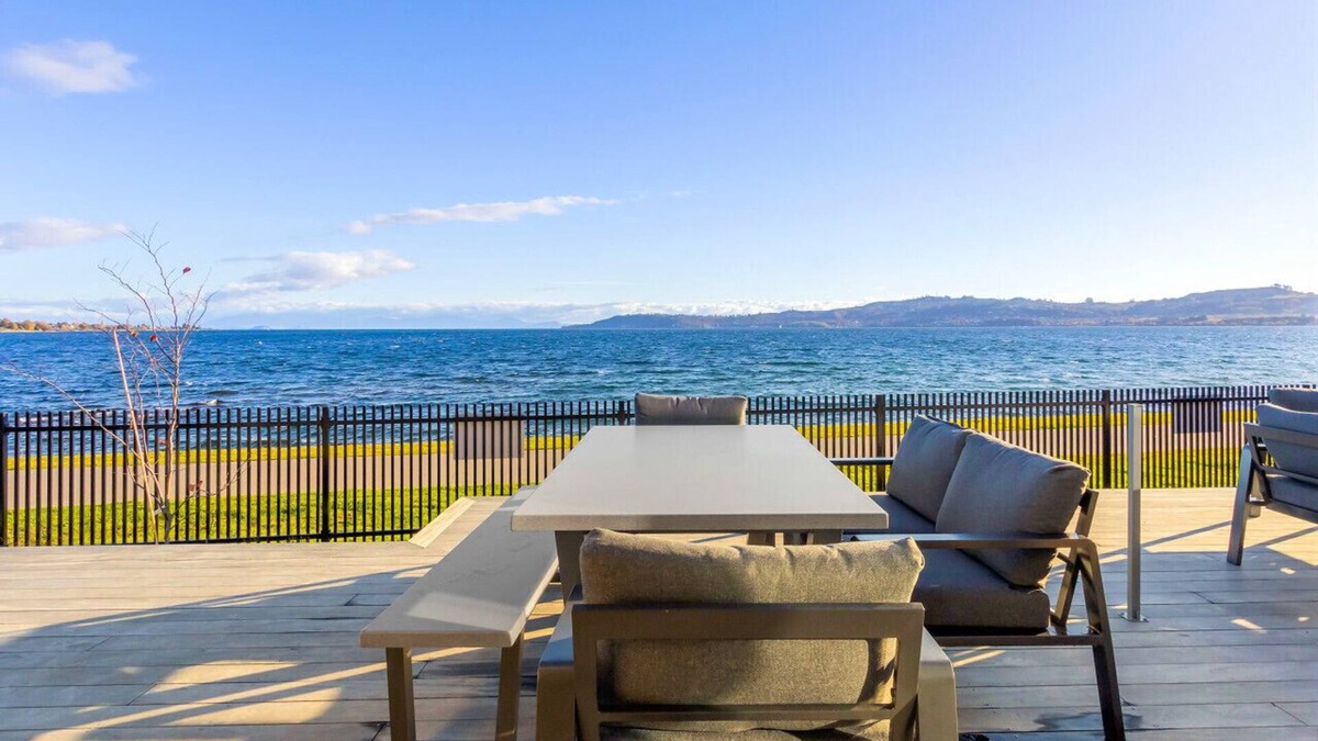 Hilltop House | Premium Lakefront Unit - Spa Pool