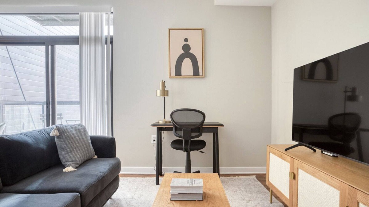 Mount Vernon Triangle Apartment | Premium Mt Vernon 1BR, w/Gym, W/D & Roof Deck, near Metro, by Blueground