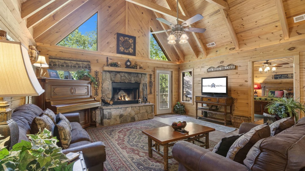 Branson Cedars Cabin | Premium Real Cabin Great Getaway, HotTub, Piano, Near Shows, Near Big Cedar, Jacuzzi Tub