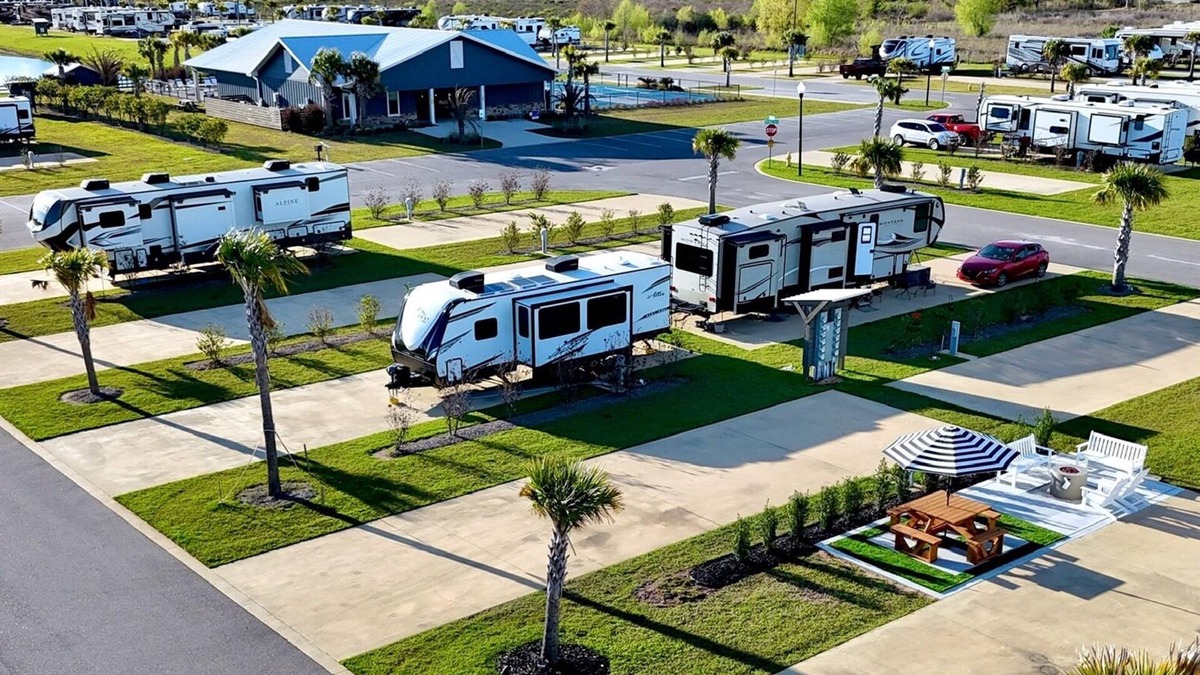 Foley RV Rental | Premium RV Site ⛱️ Resort Amenities 👙Heated Pool🎢 Near OWA & Beaches 🐚🏝️🌊!