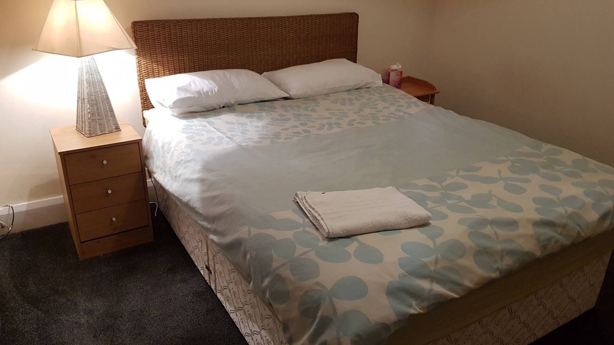 Prenton House | Prenton 1 Double Room near Liverpool