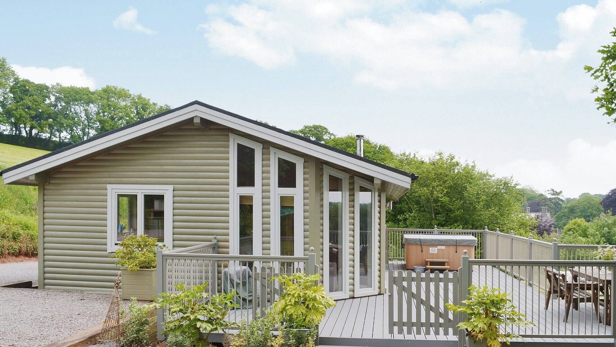 Tiverton Cottage | Prepare to be enchanted by the sheer beauty that wraps around Wattles.