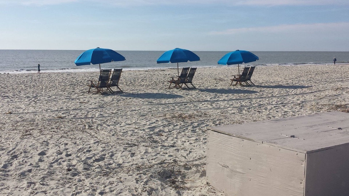 Folly Field Villa | Prescription for Beach Therapy? We can fill that! Steps from the Beach/Pool/Bar