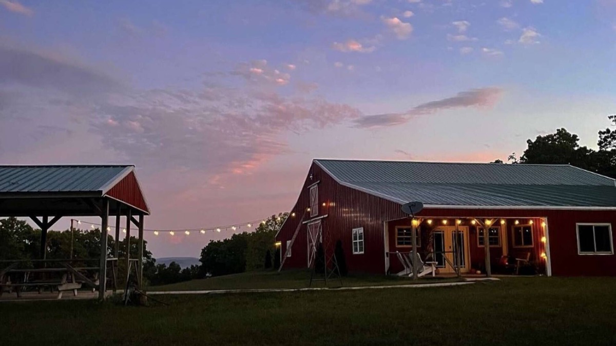 Eureka Springs Apartment | Presidential Barndominium at the Stable at Bear Mountain