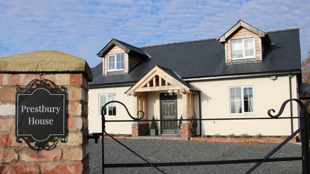 Halfway House House | PRESTBURY HOUSE, pet friendly, with open fire in Llandrinio