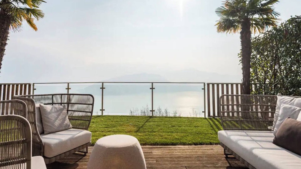 Parzanica Apartment | Prestige Lake Skyline